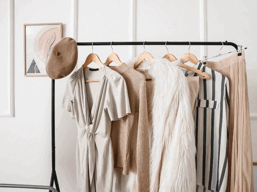 Auswahl an Kleidung auf einem Kleiderständer
