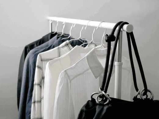 Kleidungsstücke auf einem Kleiderständer