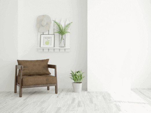 Minimalistischer Raum mit braunem Sessel und Wanddekoration und Pflanzen